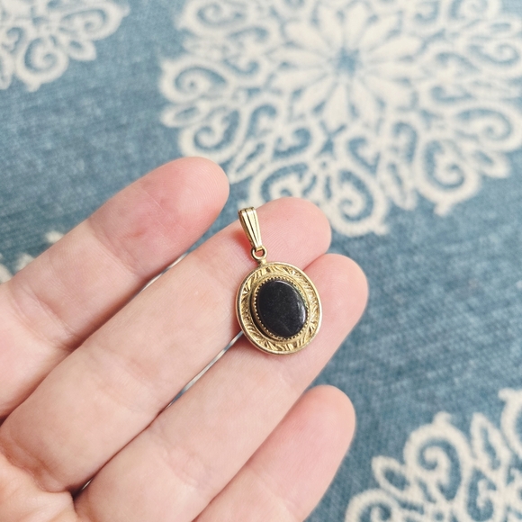 Vintage Dainty Gold Black Stone Pendant - Picture 2 of 5